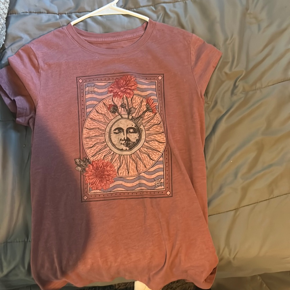 large( fits like a medium) aeropostale sun t-shirt